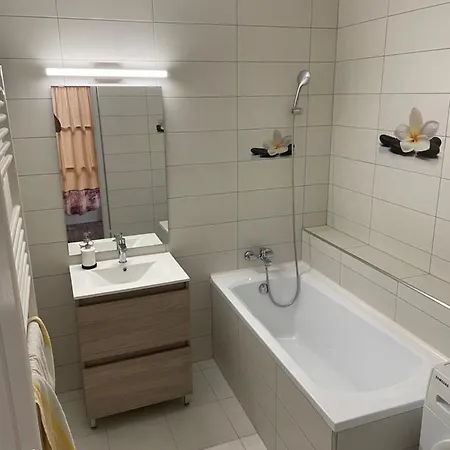 Pingvin Cukraszda Apartment *
